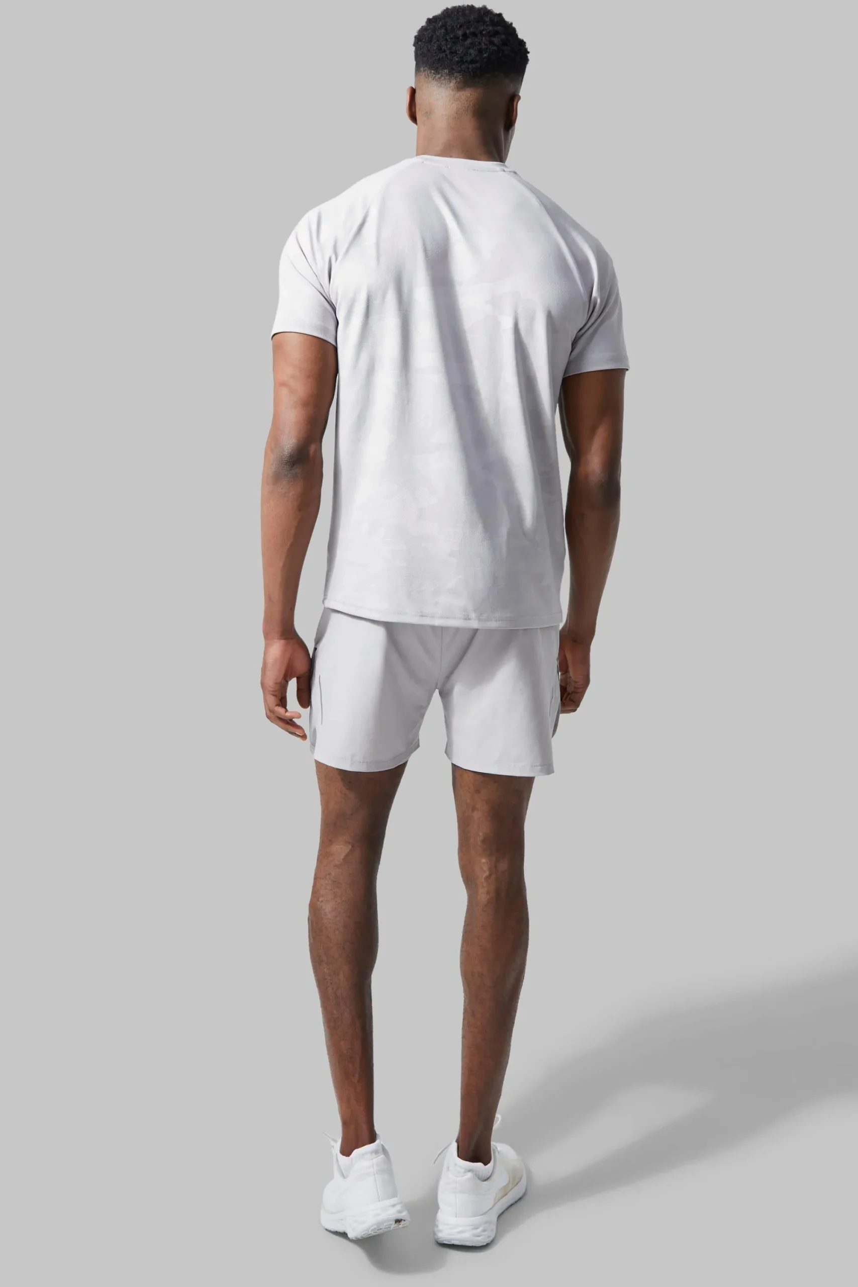 Man Active Camo Raglan Performance Regular Fit T-shirt | UK^boohooMAN Online