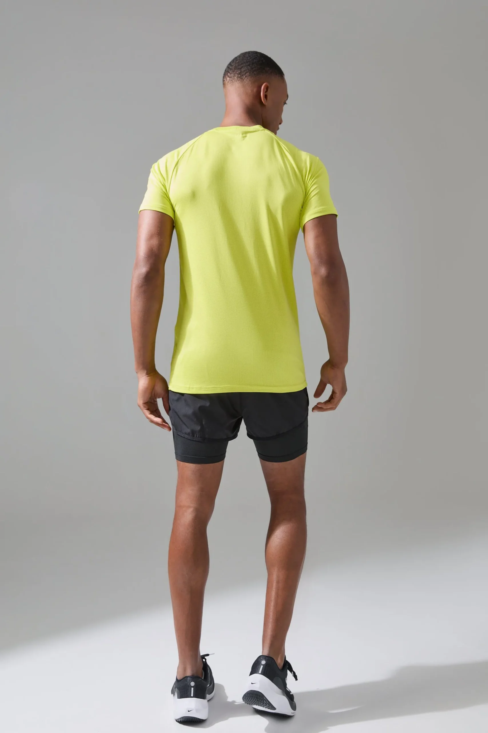 Man Active Muscle Fit Breathable Lightweight T-shirt | UK^boohooMAN Online