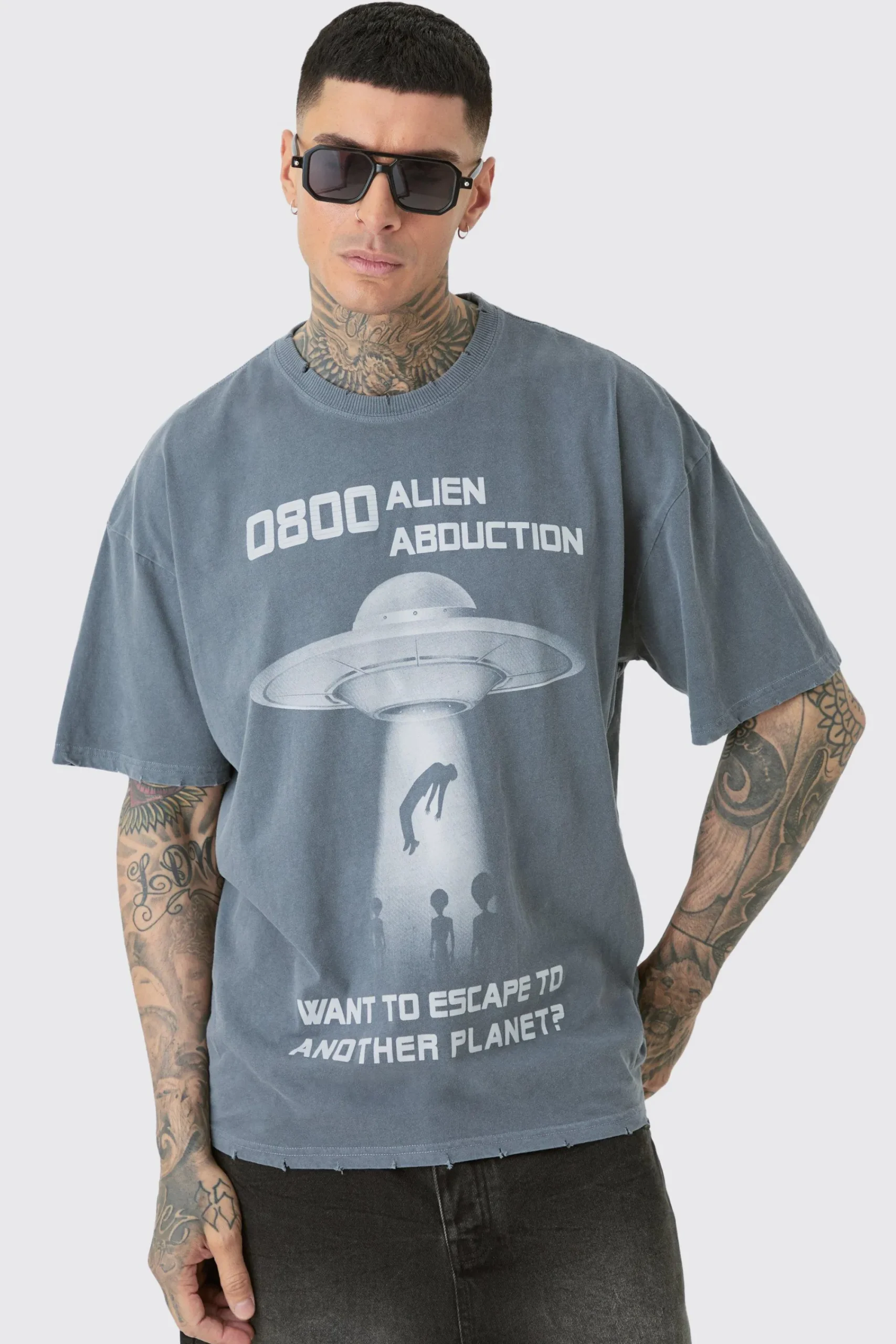 Tall Distressed Oversized Overdye Alien Graphic T-shirt | UK^boohooMAN Outlet