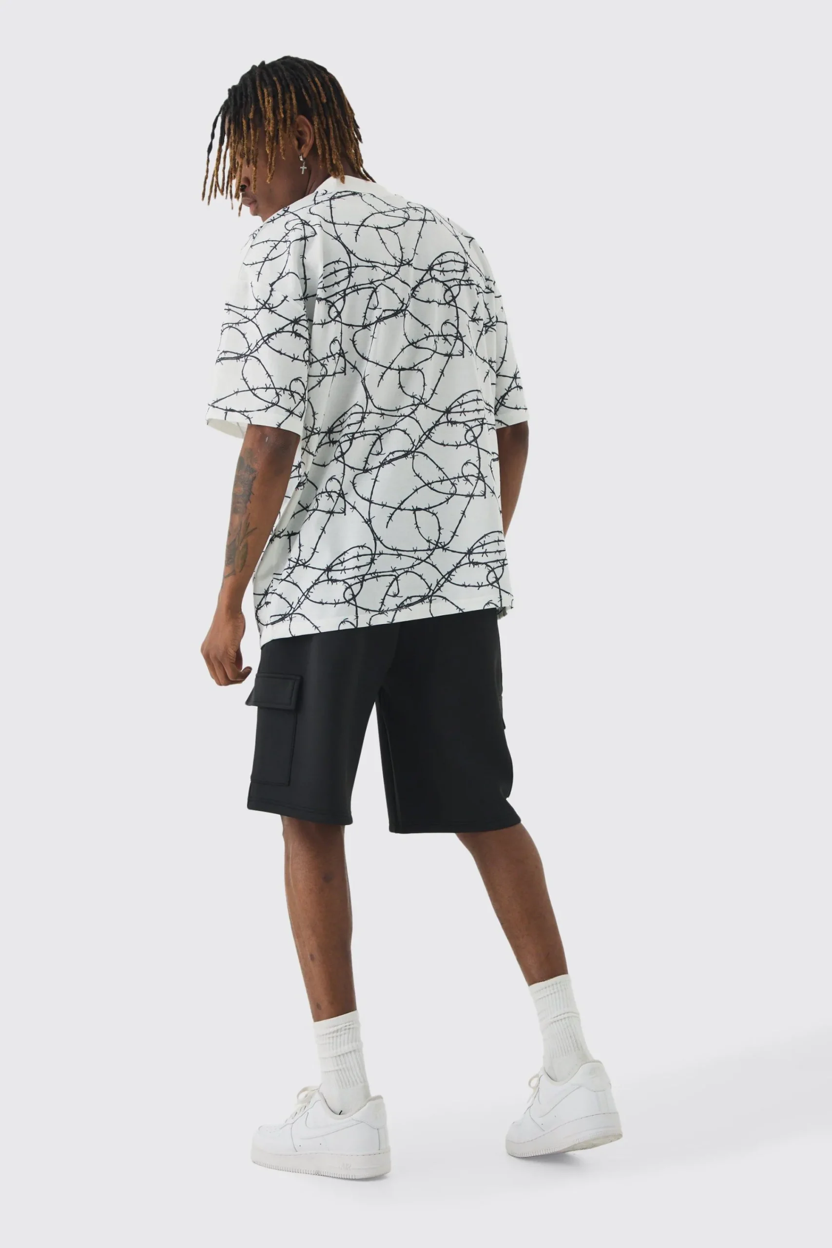 Tall Oversized Extended Neck Barbed Wire Graphic T-shirt | UK^boohooMAN Outlet