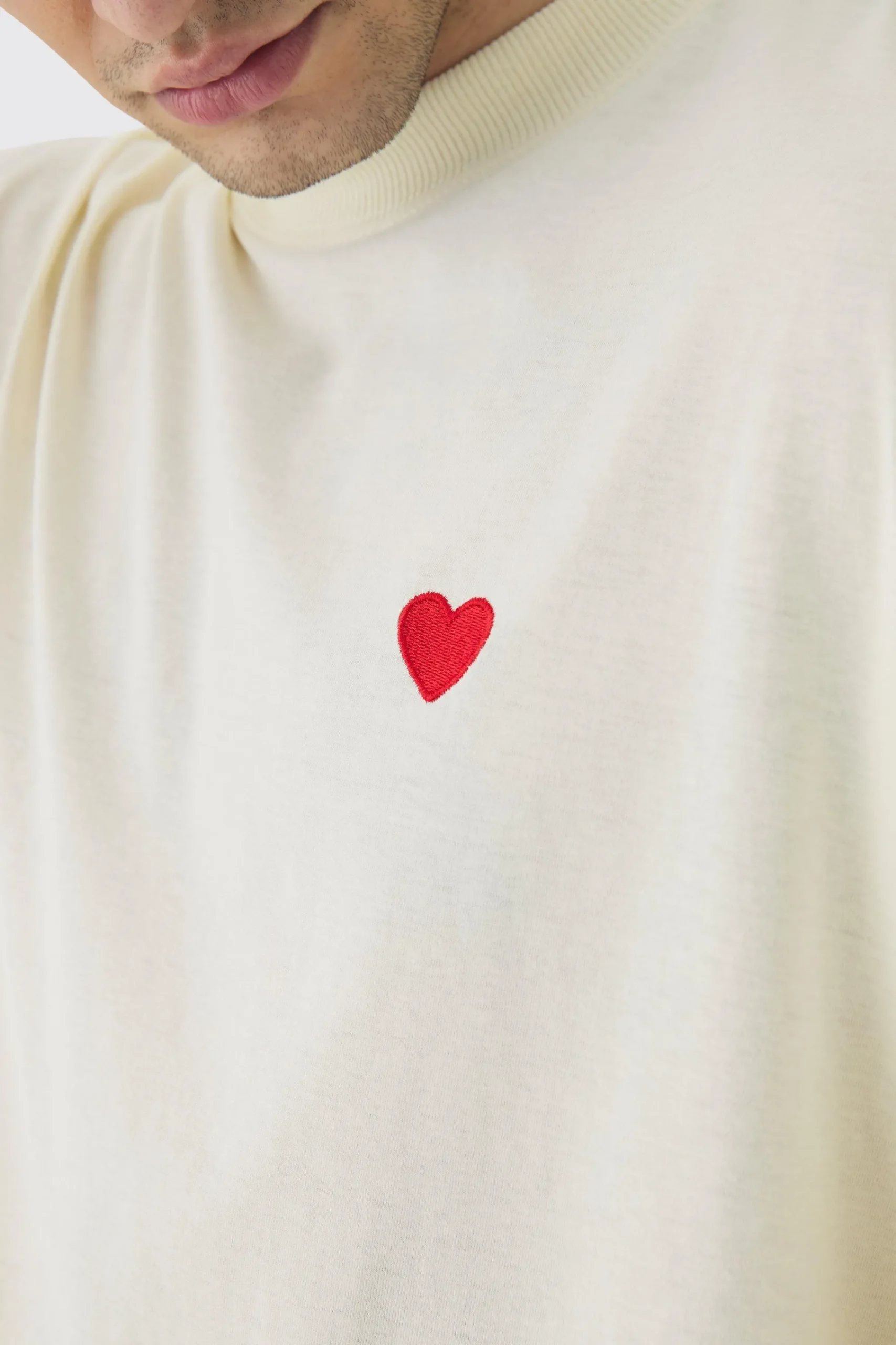 Tall Oversized Extended Neck Heart Embroidered T-Shirt | UK^boohooMAN Online